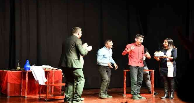 Hakan Bulut’a tiyatro oyunu sonunda sahnede doğum günü sürprizi