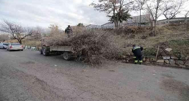 Nevşehir Belediyesi sanayi bölgesindeki yeşil alanlarda bakım ve temizlik çalışmaları başlattı
