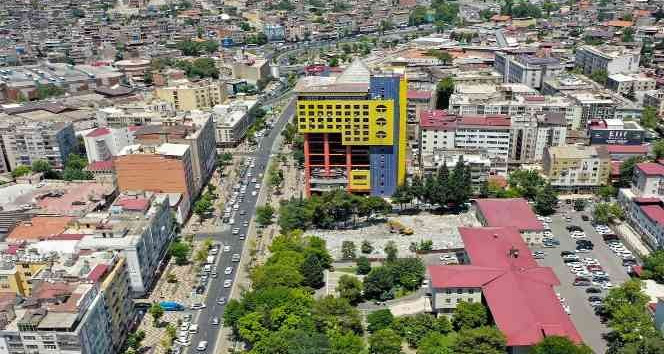’Dünyanın en saçma binası’na ilk kazma vuruldu