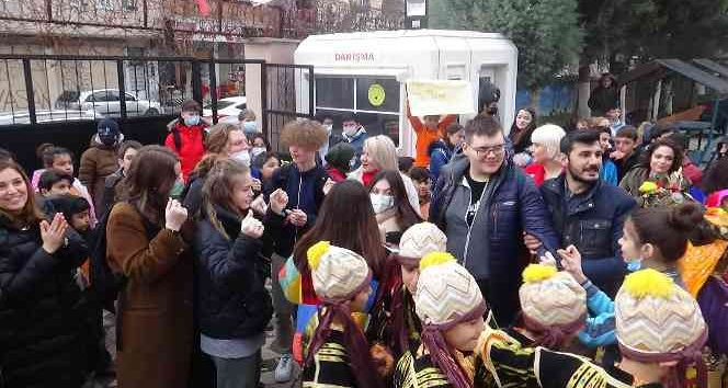 Yabancı öğrenciler halay çekti çifte telli oynadı