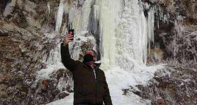 Donan şelale Pamukkale’yi andırdı