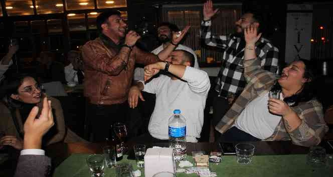 Aydınlı ünlü sanatçı Ateş kulakların pasını sildi