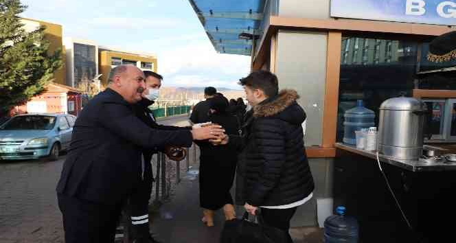 Üniversite öğrencilerine çorba ve simit ikramı