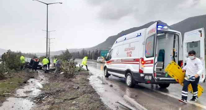 Yağmurlu havada kayan otomobil bariyerlere çarptı