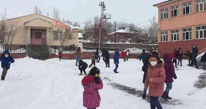 Karlıova’da yağan karın tadını çocuklar çıkardı