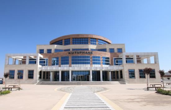 Doç. Dr. Taşğın öğrencilere meyve ikramında bulundu