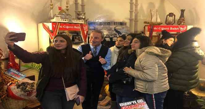 Pakistanlı öğrenciler ilk kez yedikleri tava ciğere hayran kaldı