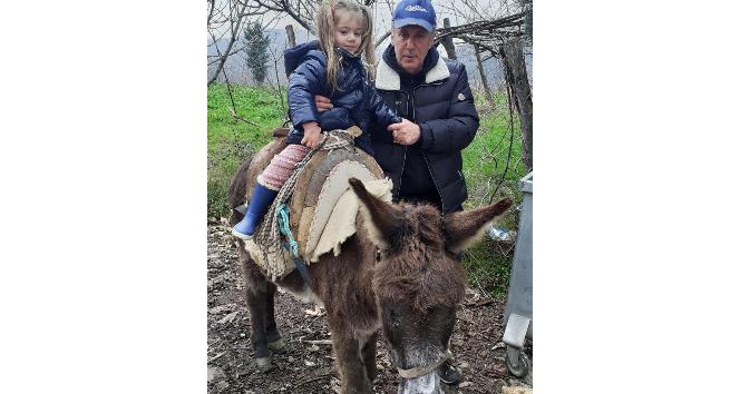 Memleket Partisi Genel Başkanı Muharrem İnce, torununu eşekle gezdirdi