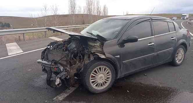 Yağış nedeniyle kayganlaşan yolda otomobil bariyere çarptı: 3 yaralı