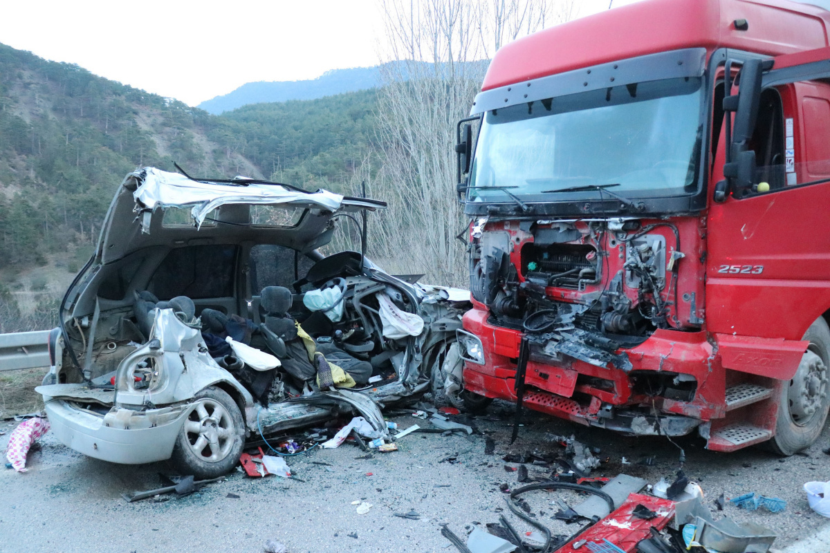 Bolu'da feci kaza: Aynı aileden 4 kişi hayatını kaybetti
