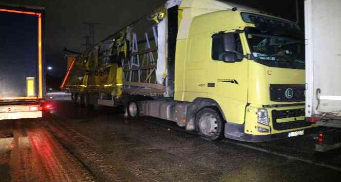 Hamzabeyli Sınır Kapısı’nda şiddetli rüzgar ve kar sebebiyle tırlar zarar gördü