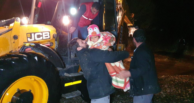 Bir anda yükselen suların ortasında kaldılar