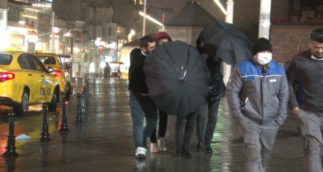 Taksimde yağmur ve fırtına vatandaşlara zor anlar yaşattı