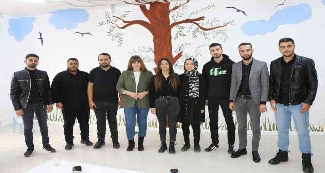 Üniversiteli öğrenciler ilkokul sınıfını güzelleştirdiler