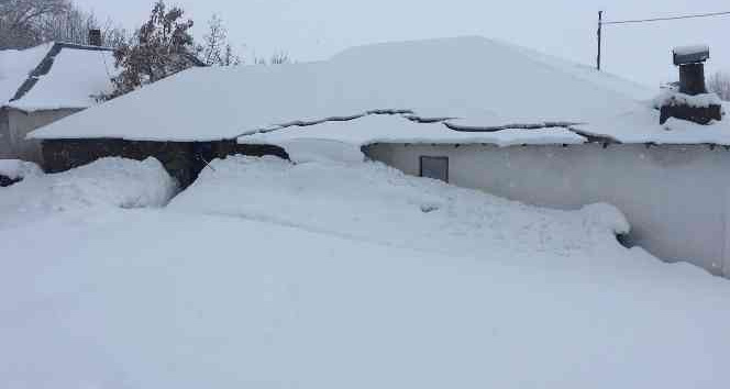 Karlıova’da  ev ve ahırlar kar altında kaldı