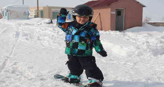 2 yaşındaki minikten snowboardculara taş çıkartan hareketler