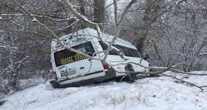 Kardan kayarak yolda çıkan minibüs, ağaca çarparak durabildi