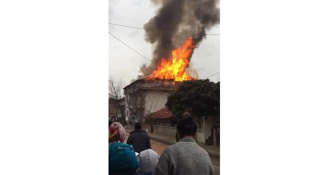 Tokat’ta çatı alev alev yandı