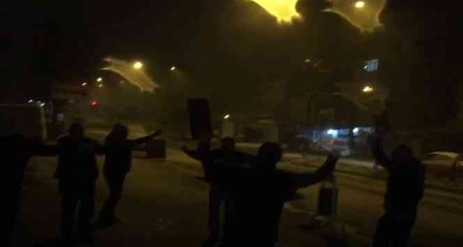 Sokakta müzik açıp yağan karın altında doyasıya eğlendiler