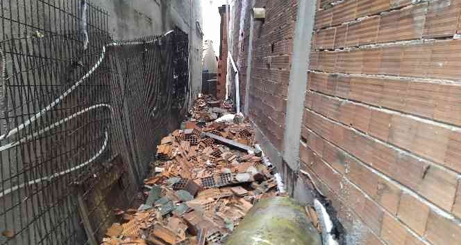 Avcılar’da şiddetli rüzgar çatının duvarını yıktı