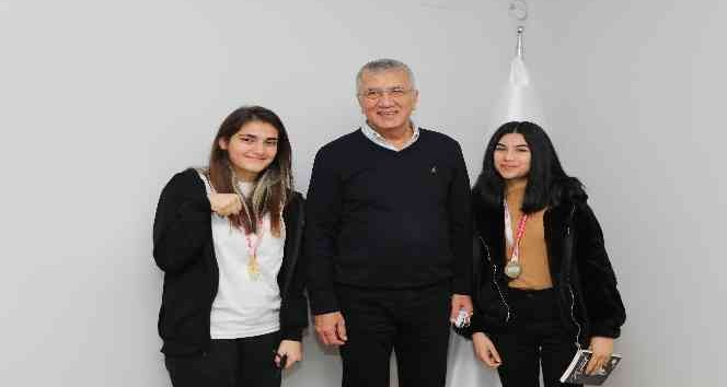 Şampiyonada Mersin’in temsil edecek bilek güreşçisi kızlar Başkan Tarhan ile buluştu