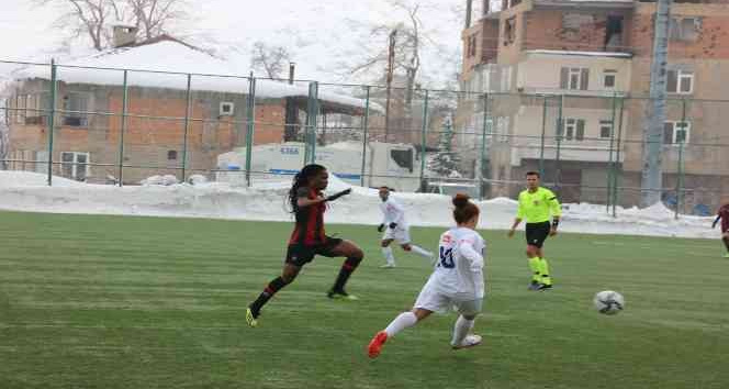 Turkcell Kadın Futbol Süper Ligi: Hakkari Gücü Kadın Takımı: 1 - Fatih Karagümrük: 1