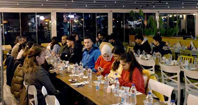 Kuşadası Belediyesi’nden üniversite öğrencilerine akşam yemeği