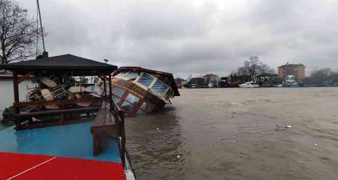 Şiddetli rüzgar ve yağmur tekneleri yan yatırdı