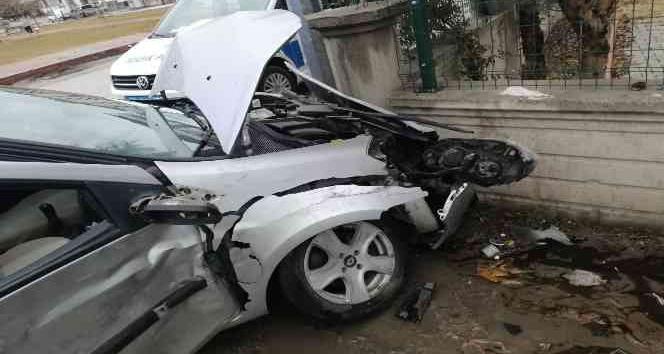 Elazığ’da kaza yapan otomobil duvara çarparak durabildi: 2 yaralı