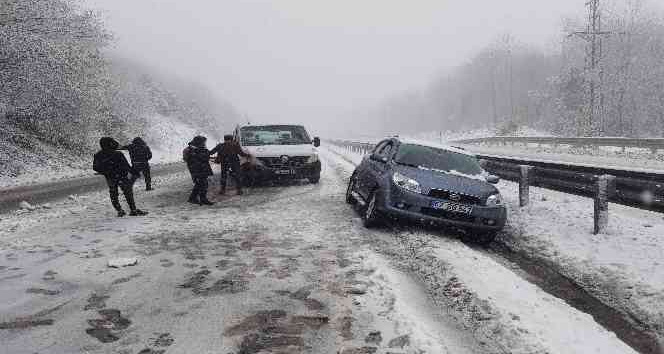 Zonguldak- Ereğli yolunda yoğun kar yağışı etkili oldu