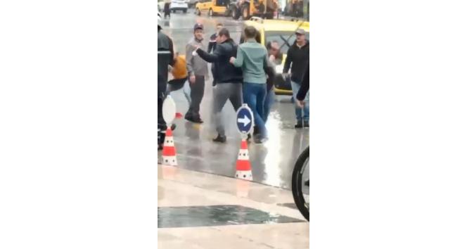 Antalya’da şehrin ortasında sopalı, tekmeli, yumruklu kavga kamerada