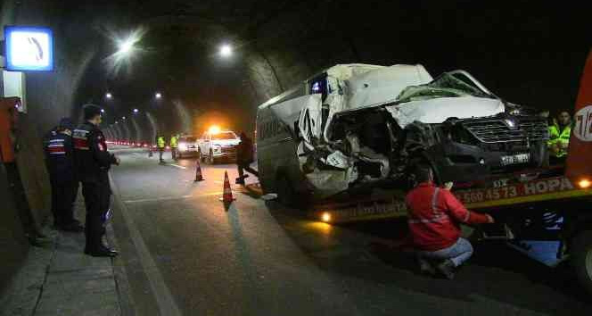 Artvin’de tüneldeki kazada hurdaya dönen araçtan sağ kurtuldu