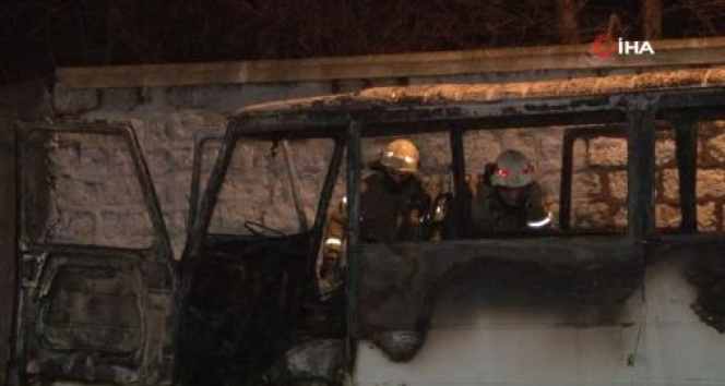 Kağıthanede bir kadının köfte sattığı minibüs yandı