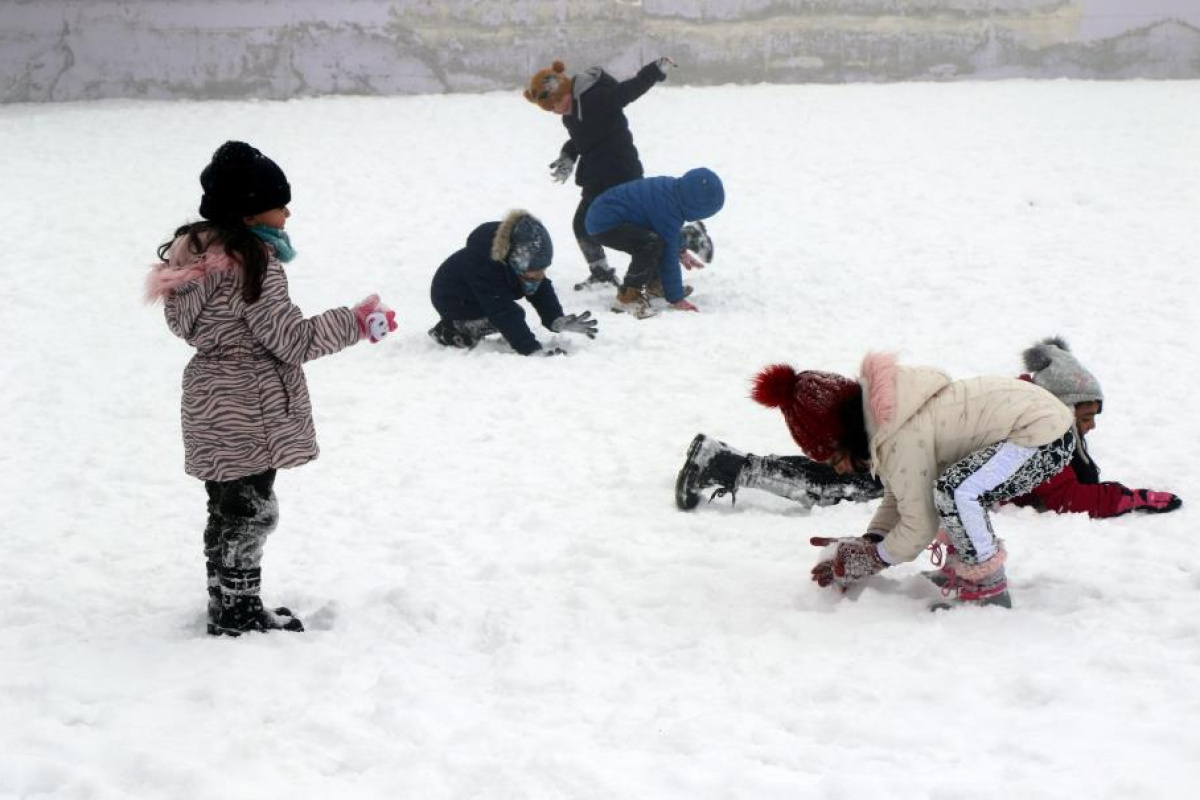Düzce Yığılca'da yoğun kar yağışı nedeniyle okullar tatil edildi