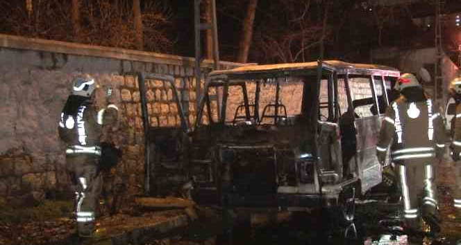 Kağıthane’de bir kadının köfte sattığı minibüs yandı