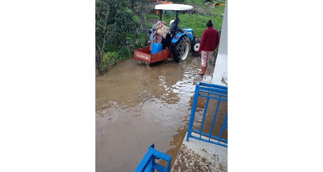 Milas’ta etkili olan sağanak yağış sonrası su baskınları yaşandı