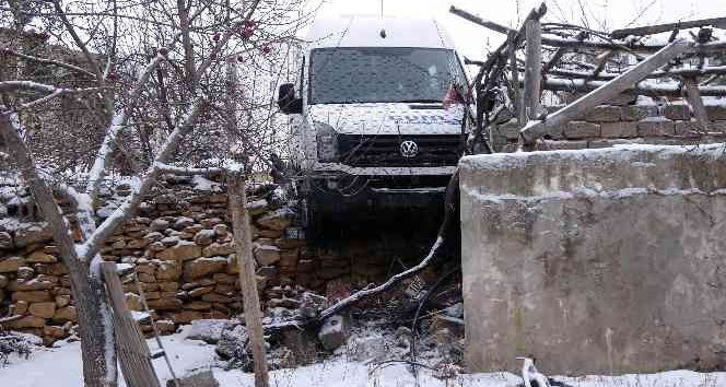Yozgat Belediyesi’nin tuzlama çalışması yapmadığı yolda öğrenci servisi duvarda asılı kaldı
