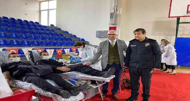 Polis adayları Kızılay’a kan bağışladı