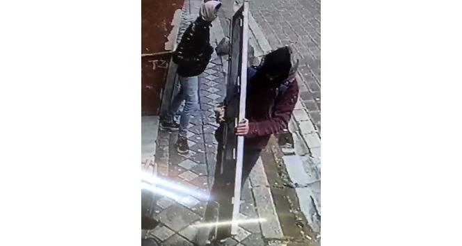 Zeytinburnu’nda binanın dış kapısını çalan hırsızlar kamerada