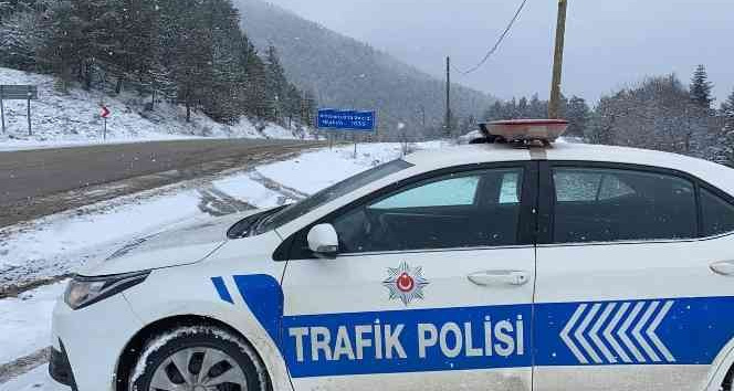 1030 rakımlı Ahmetusta geçidi kar yağışıyla beyaza bürüdü