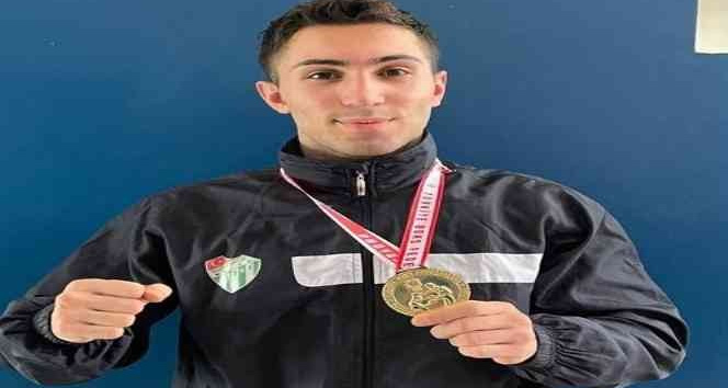 Bursasporlu boksör Yiğit Üs Türkiye şampiyonu oldu