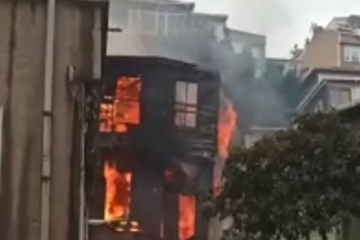Beyoğlu’da yangın: Ahşap bina alev topuna döndü