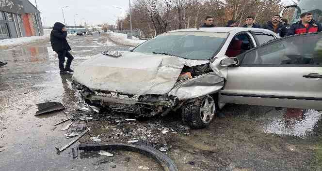 Ağrı’da hasta taşıyan araç kaza yaptı: 2 yaralı