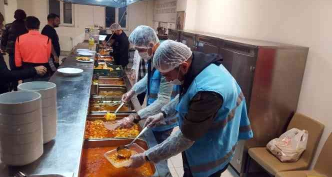 Gönüllü öğrenciler yurttaki fazla yemekleri ihtiyaç sahiplerine ulaştırıyor