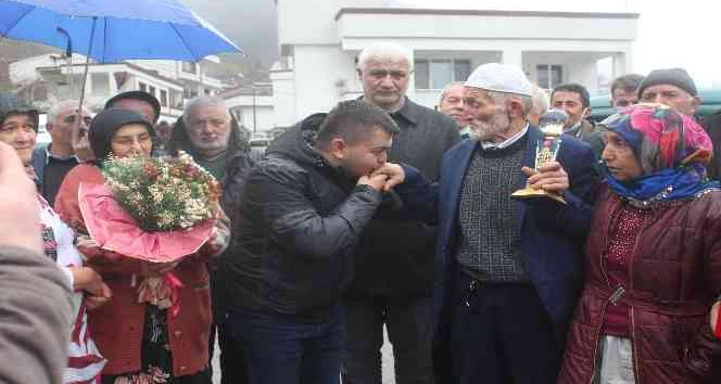 Yaşayan İnsan Hazinesine köyünde kuş dili ve kemençe eşliğinde karşılama