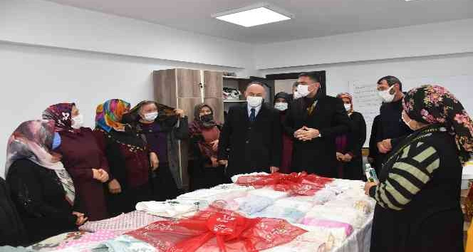 Vali kadınlara KADES uygulamasını anlattı