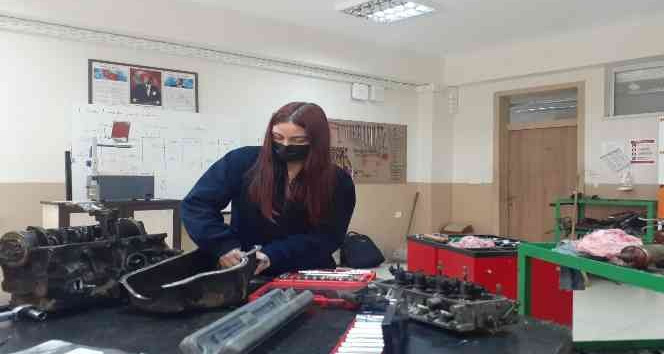 "Yapamazsın" diyenlere inat motor bölümüne kayıt yaptıran ilk kız öğrenci oldu
