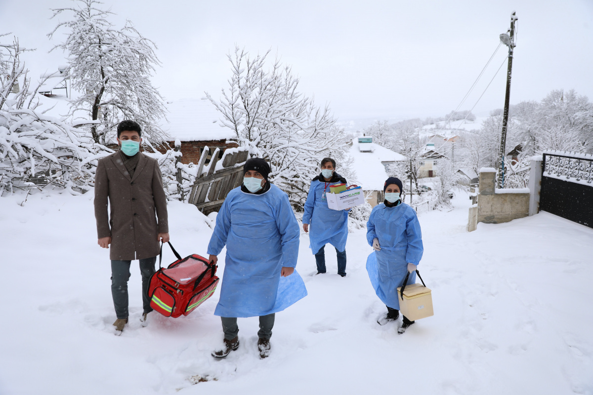 Kar ve tipi onlara engel olmadı, aşı ekipleri dondurucu soğukta görevde