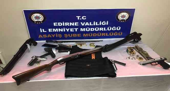 Yılbaşına silah gösterileriyle girip polise silah sıkmışlardı, evlerden cephanelik çıktı: 11 gözaltı