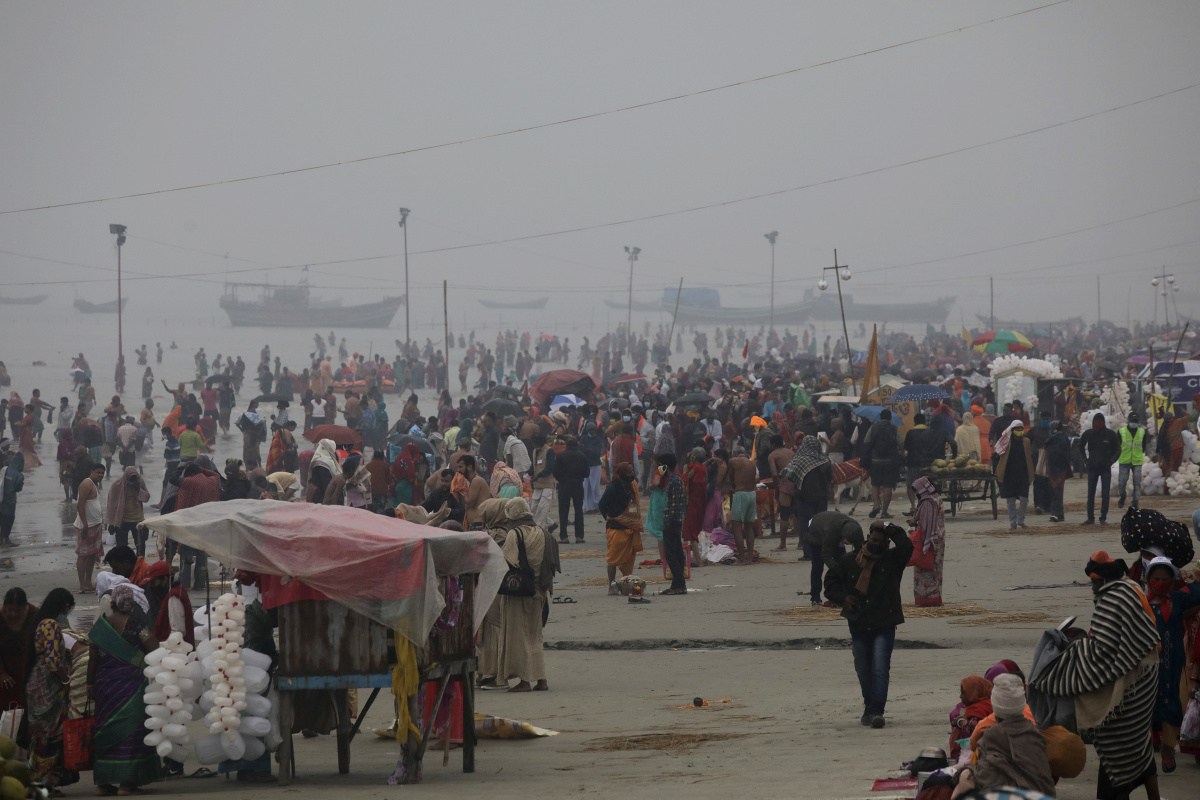 Binlerce Hindu Covid-19'a rağmen Ganj Nehri'ne girdi